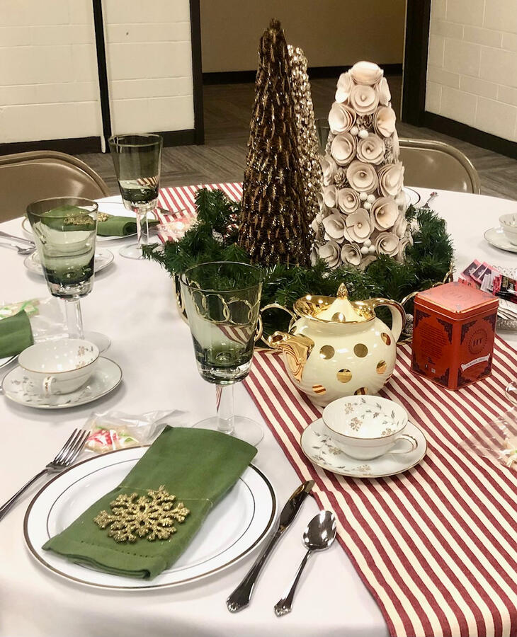 a table decorated for Christmas