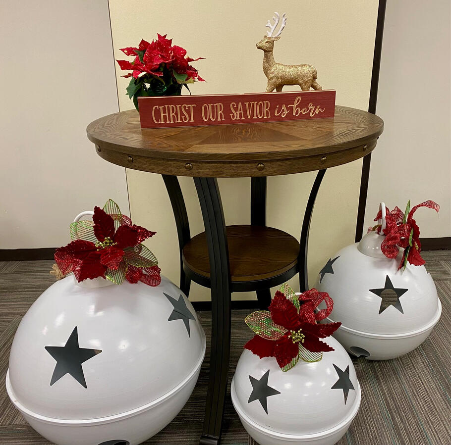 a table decorated for Christmas